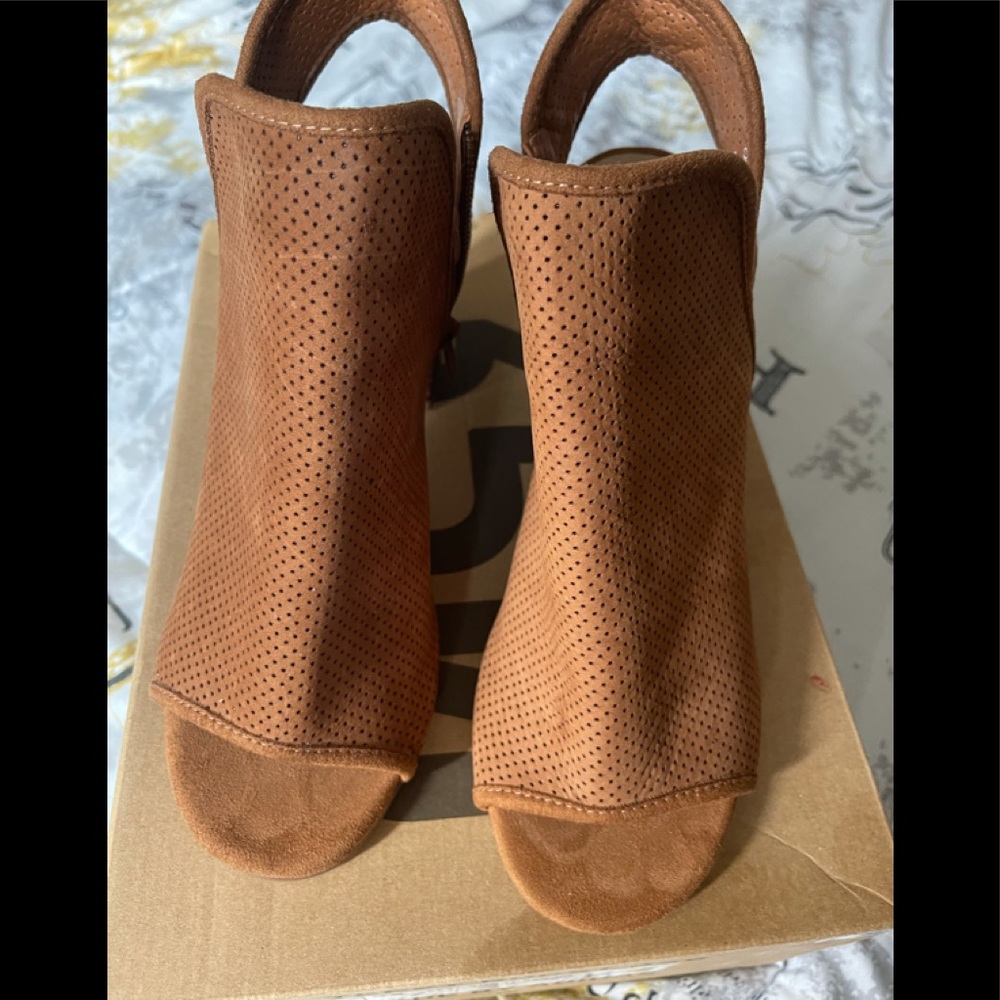 Like New Steven Madden Sling Sandal Never Worn